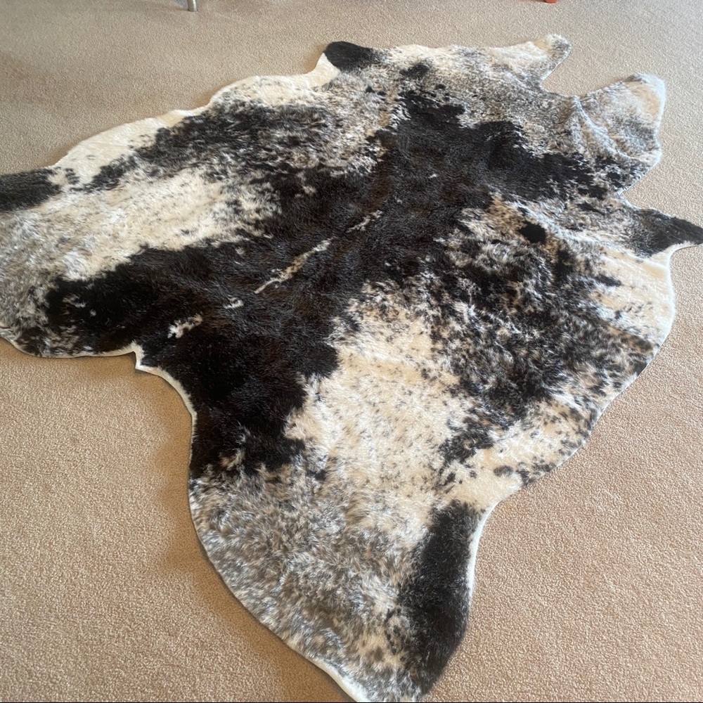 Grand Canyon Ivory/Charcoal Faux Hide Rug 6.2’ x 8